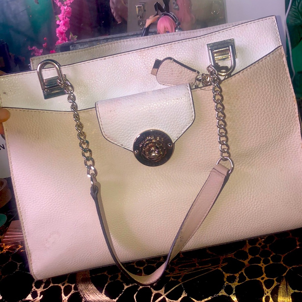 Beautiful GUESS bag in nude for everyday wear